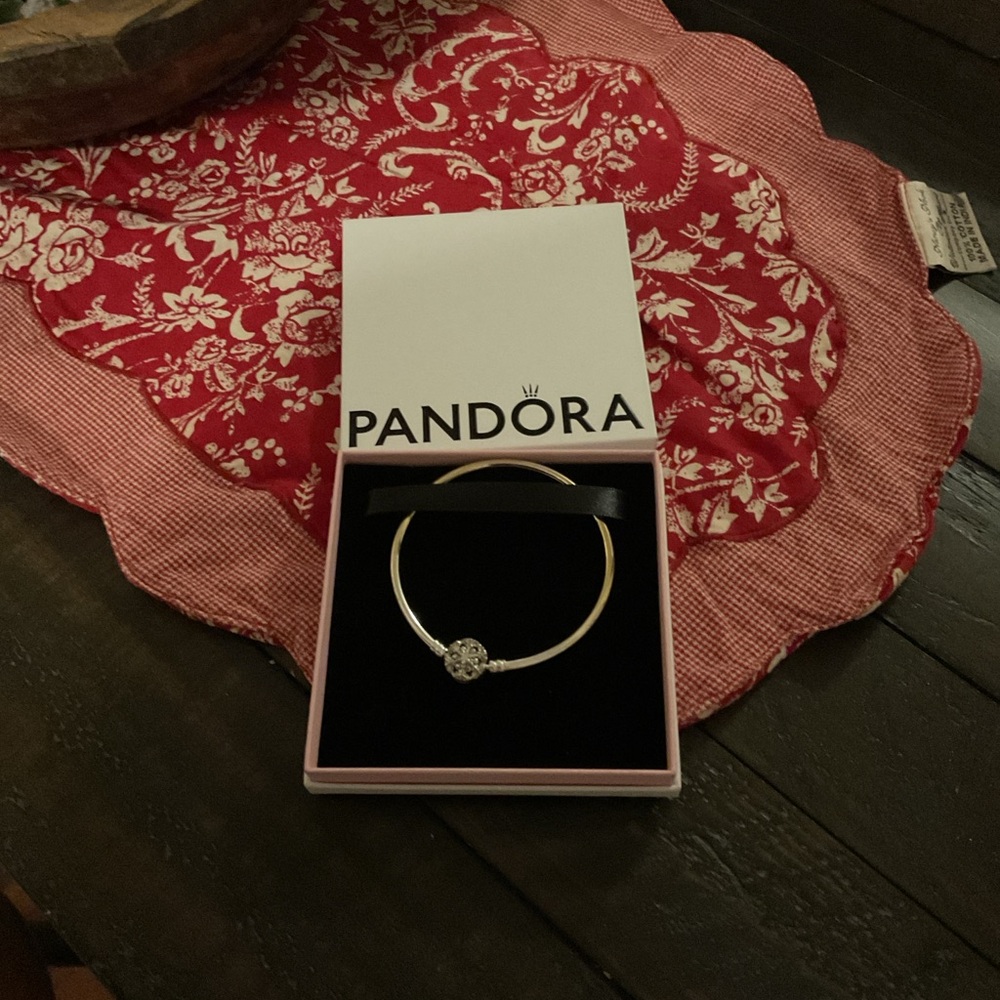 Pandora Moments Sparkling Snowflake Clasp Bangle